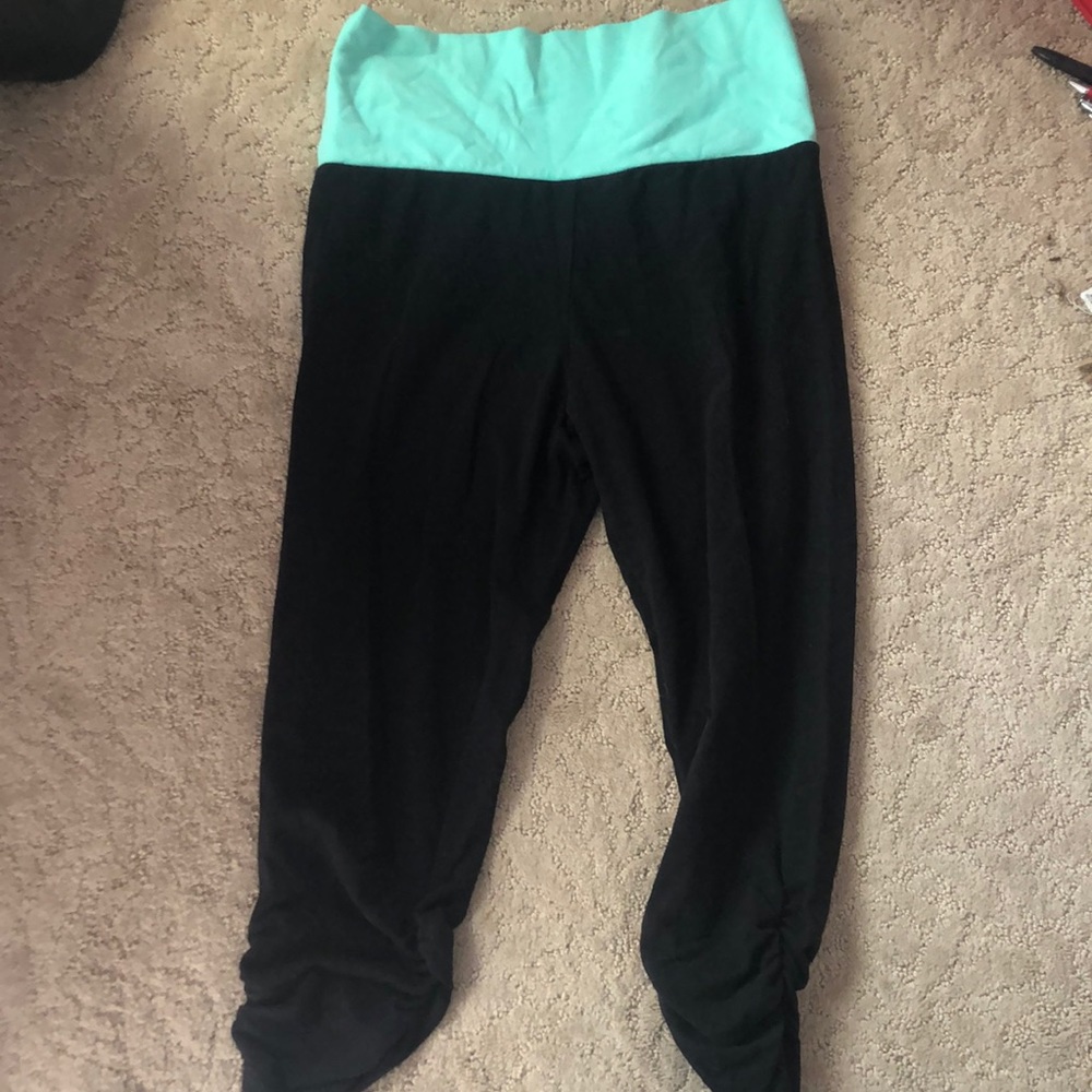 VS Yoga: Gathered leg cropped yoga pants